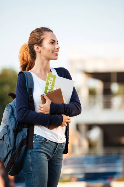 Porträtt av en ung vacker student flicka som står med ryggsäck — Stockfoto