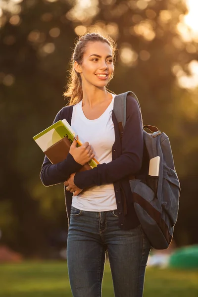 Retrato de uma jovem colegial feliz com mochila — Fotografia de Stock