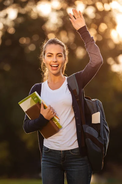 Retrato de uma jovem excitada com mochila — Fotografia de Stock