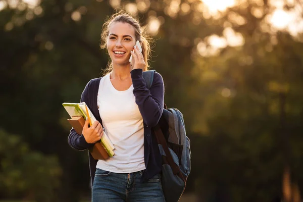 Porträtt av en leende ung student flicka med ryggsäck — Stockfoto