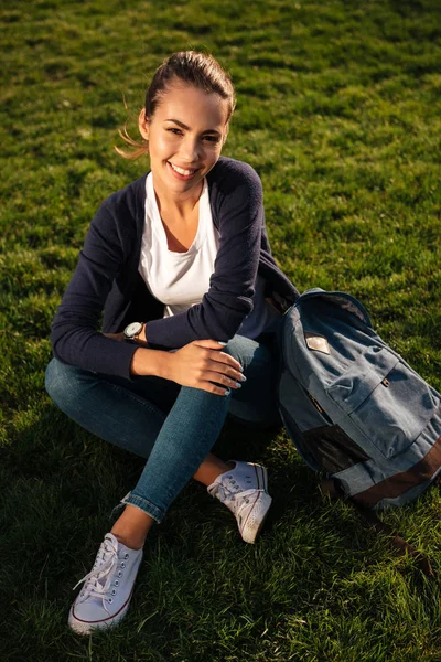 Retrato de una alegre estudiante feliz — Foto de Stock