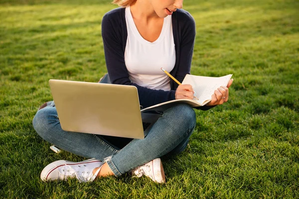 Imagem recortada de uma estudante preparando-se para exames — Fotografia de Stock