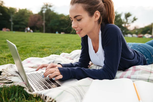 Close up portrait of a cute smiling student girl — Stock Photo, Image