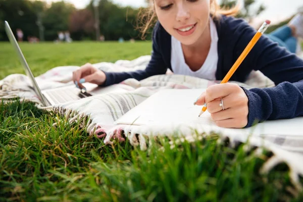 Close up ritratto di una giovane bella studentessa — Foto Stock