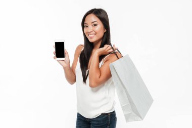 Boş ekran cep telefonu gösteren Asyalı bir kadın portresi