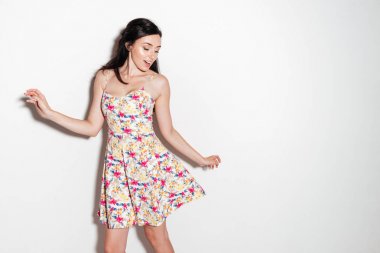 Stüdyoda dans neşeli esmer kadın