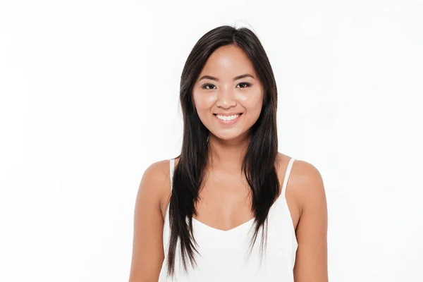 Porträt einer glücklichen jungen asiatischen Frau, die in die Kamera blickt — Stockfoto