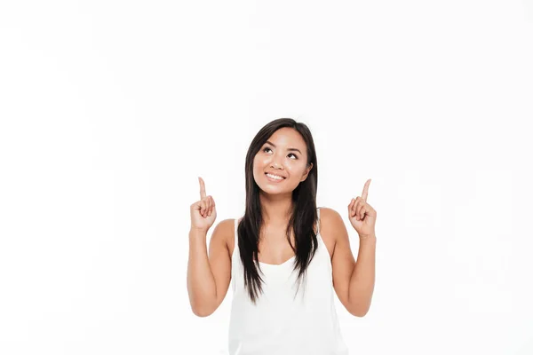 Πορτρέτο του μια ευτυχισμένη γυναίκα της Ασίας δείχνει δύο δάχτυλα προς τα επάνω — Φωτογραφία Αρχείου