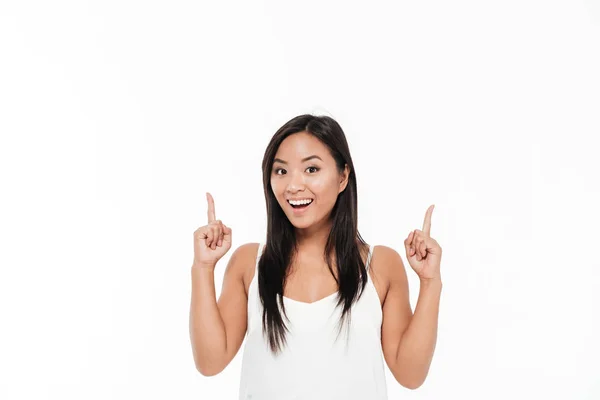 Retrato de uma mulher asiática bonita feliz apontando — Fotografia de Stock