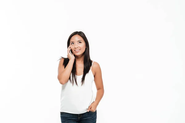 Portrét neformální asijské ženy mluvit na mobilním telefonu — Stock fotografie