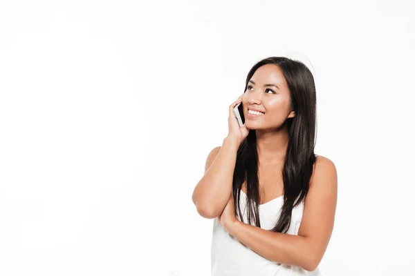 Retrato de una hermosa mujer asiática hablando por teléfono móvil —  Fotos de Stock