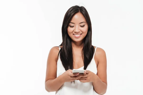 एक मुस्कुराते हुए महिला का चित्र खड़े और मोबाइल फोन का उपयोग — स्टॉक फ़ोटो, इमेज