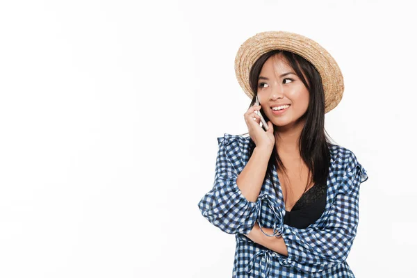Retrato de uma mulher asiática alegre em vestido e chapéu — Fotografia de Stock