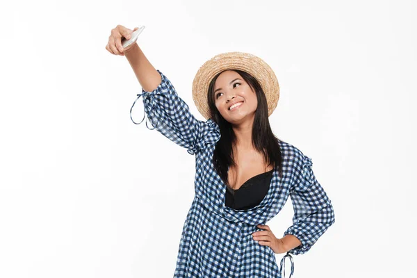 Retrato de una sonriente atractiva mujer asiática en vestido — Foto de Stock