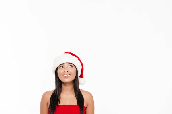 Porträtt av en upphetsad asiatisk kvinna i röd jul kostym — Stockfoto