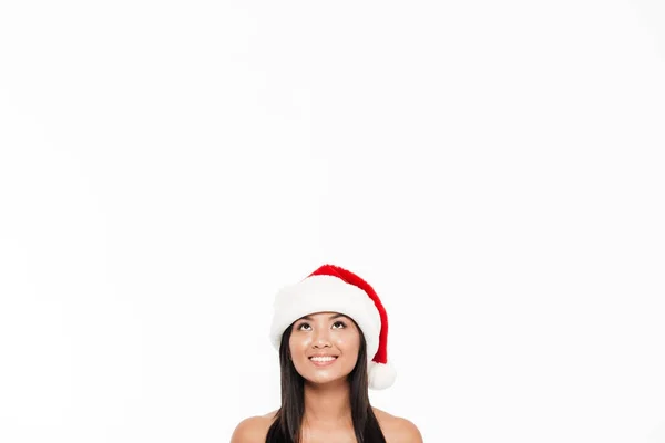 Porträtt av en glad asiatisk kvinna i röd jul kostym — Stockfoto