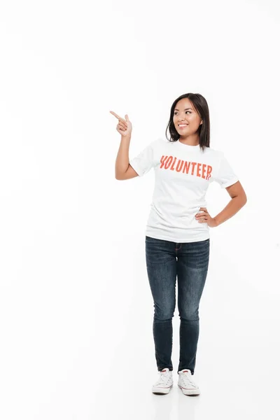 Porträt einer hübschen, fröhlichen Asiatin im freiwilligen T-Shirt — Stockfoto