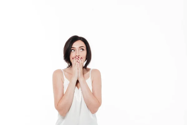 Retrato de una mujer morena sorprendida cubriendo la boca — Foto de Stock