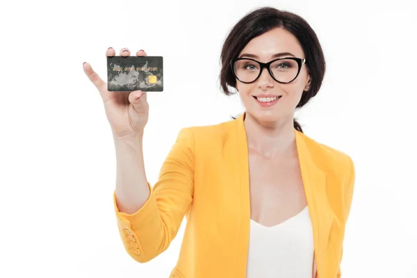 Retrato de uma mulher sorridente em óculos mostrando cartão de crédito — Fotografia de Stock