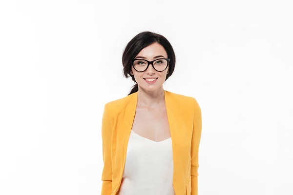 Retrato de uma mulher sorridente em óculos e uma jaqueta — Fotografia de Stock