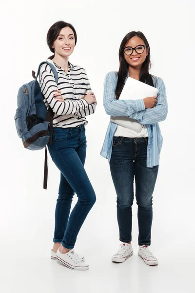 İki çok ırklı kız öğrenci sırt çantası ile birkaç — Stok fotoğraf