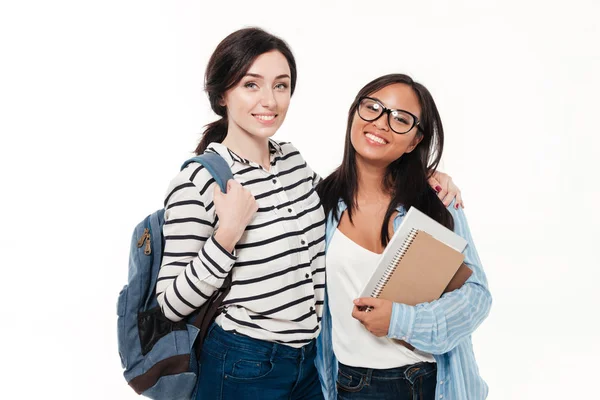 Пара з двох усміхнених багатоетнічних студентів-жінок з рюкзаком — стокове фото