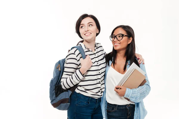 Пара з двох щасливих багатоетнічних студенток з рюкзаком — стокове фото