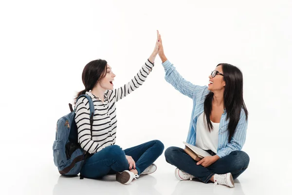 Дві багатоетнічні щасливі студентки-підлітки — стокове фото