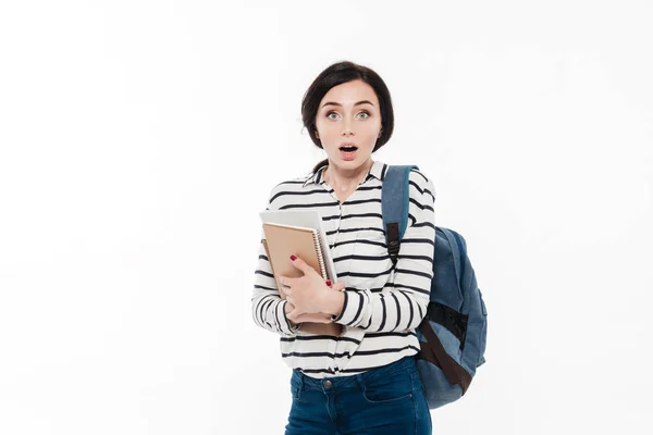 Retrato de una adolescente bastante sorprendida con mochila — Foto de Stock