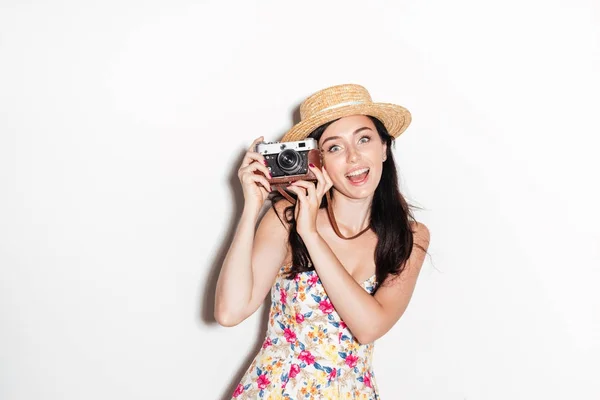 Glücklich brünette Frau macht Foto auf Retro-Kamera — Stockfoto
