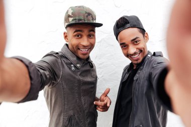 Neşeli iki genç Afrika erkek arkadaş