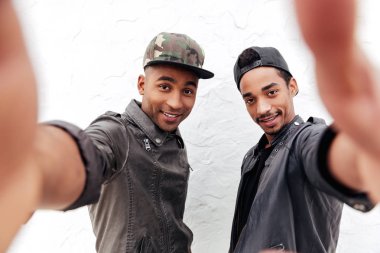 Neşeli iki genç Afrika erkek arkadaş