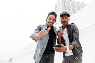 İki genç Afrika adam arkadaşlar açık havada yürüyüş