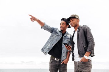 Genç Afrika adam arkadaşlar açık havada yürüyüş.