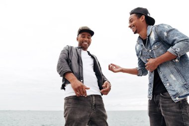 Genç Afrika adam arkadaşlar açık havada yürüyüş.