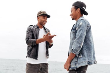 Genç Afrika adam arkadaşlar açık havada yürüyüş.