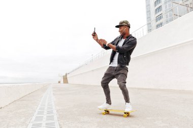 Telefon istimal ve müzik dinlemek Afrika delikanlı.