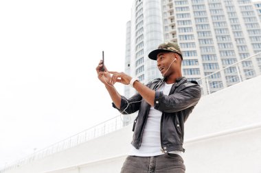 Mutlu genç Afrika adam açık havada yürüyüş