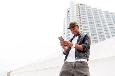 Açık havada yürüyen genç Afrika adam gülüyor