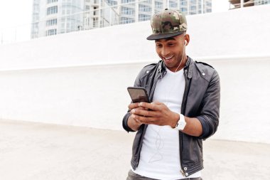 Mutlu genç Afrika adam açık havada yürüyüş