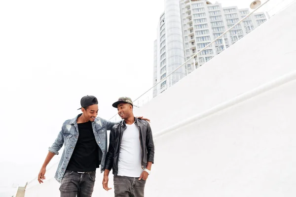 Hombres africanos amigos caminando al aire libre — Foto de Stock