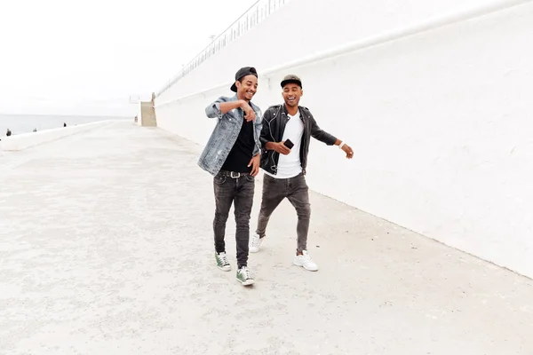 Dois jovens africanos amigos caminhando ao ar livre — Fotografia de Stock