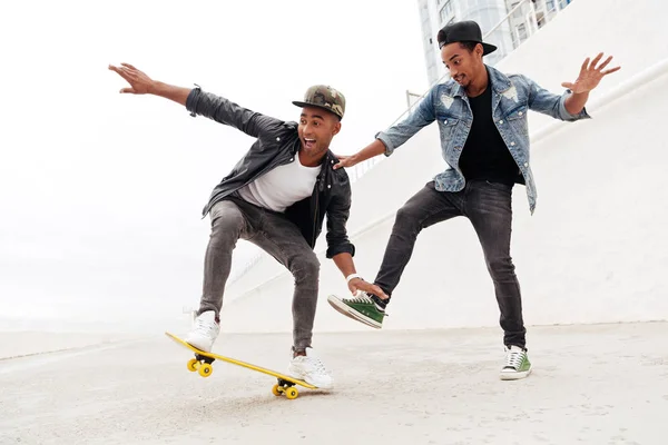 Emotionale zwei junge afrikanische Männer Freunde zu Fuß — Stockfoto