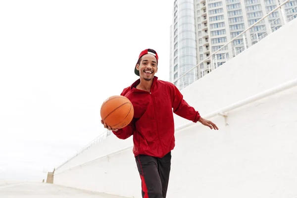 Feliz joven africano caminando jugar baloncesto . — Foto de Stock