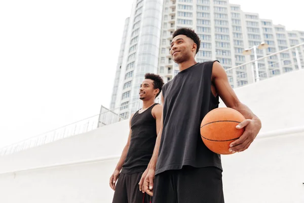 Concentrated young african sports men basketball players — Stock Photo, Image