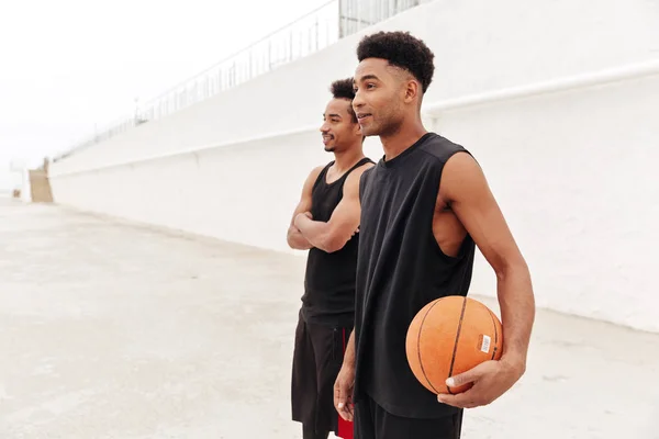 Concentrados jovens africanos esportes homens jogar basquete — Fotografia de Stock