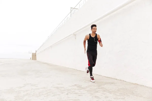 Joven africano deportista corriendo al aire libre . — Foto de Stock