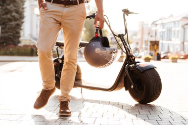 Afrikalı adamın yanında modern motosiklet kırpılmış görüntü