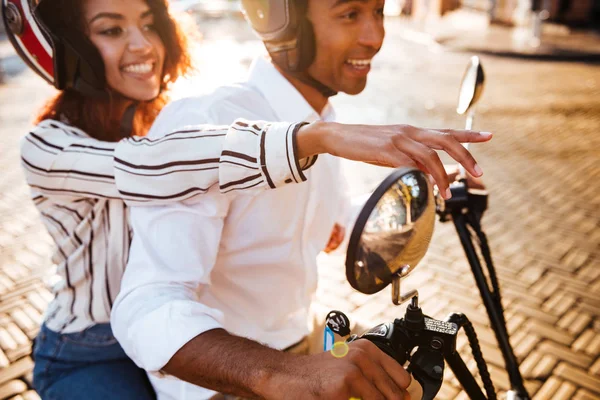 Motosiklet üzerinde kırpılmış yan görünüm memnun Afrikalı çift sürmek — Stok fotoğraf