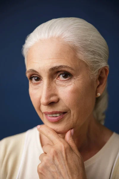 Close-up retrato de bela mulher idosa com cabelo prateado, h — Fotografia de Stock